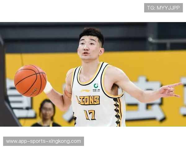 孙铭徽转身突破犀利切入禁区 孙铭徽转身突破犀利切入禁区