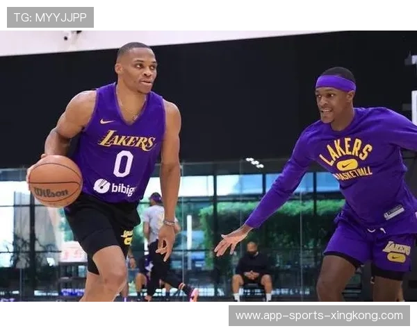 湖人背后传球助攻写下团队配合亮点 湖人背后传球助攻写下团队配合亮点