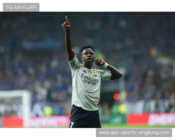 皇马维尼修斯边路内切后推射世界波级别进球